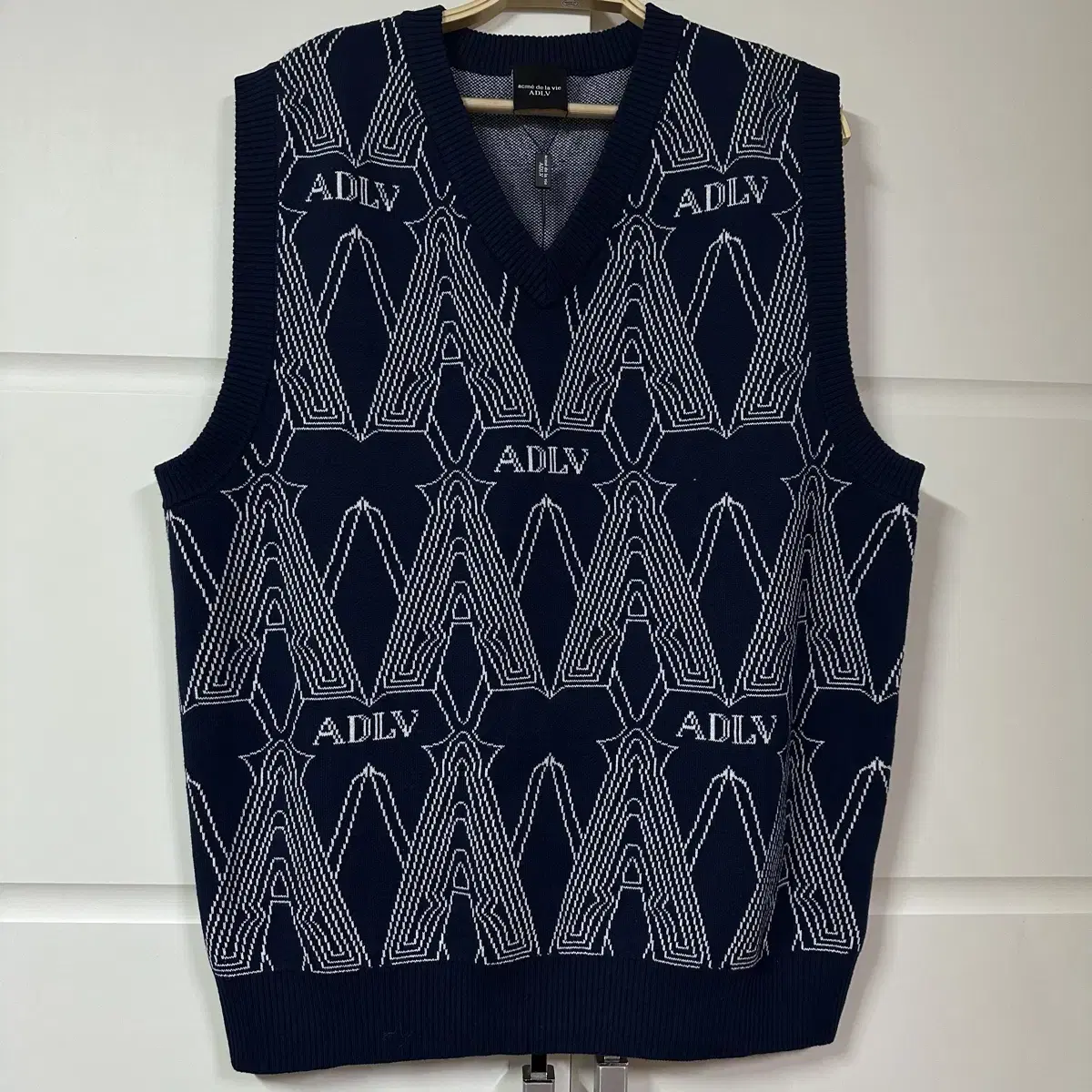 Navy knit vest in akmedrabi