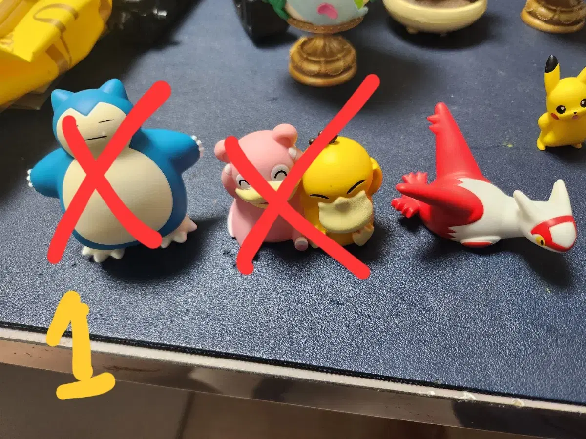 Sells a variety of Pokémon Sucker figures.