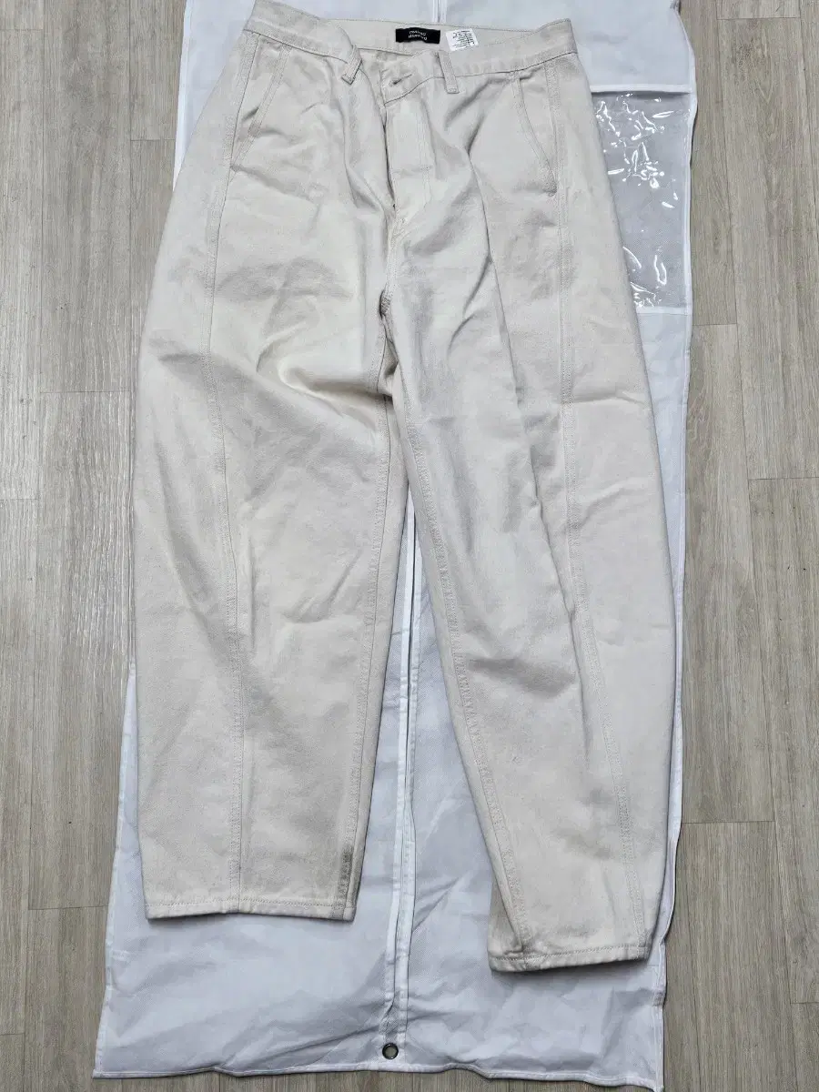 Gentleman's Standard Twist semi Balloon Denim Pants Cream