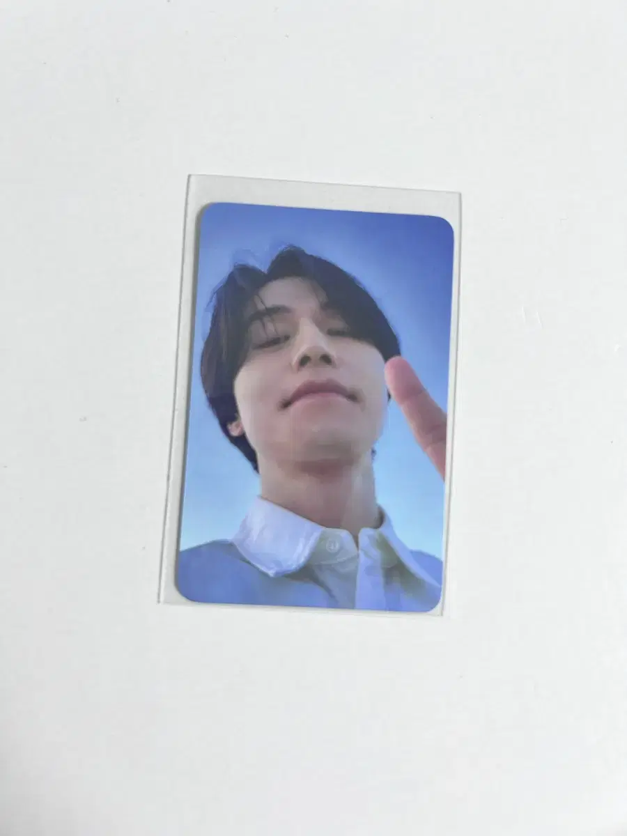 Lee Dongwook Sells photocards