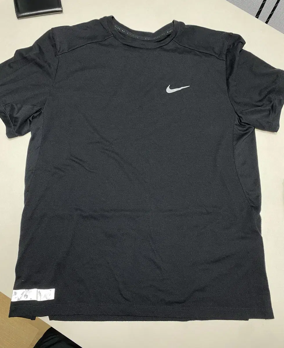 nike running division vahn short sleeve tee (size m)