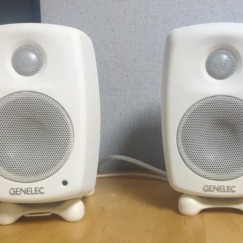 제네렉 genelec 6010a 화이트모델 1조 팝니다.