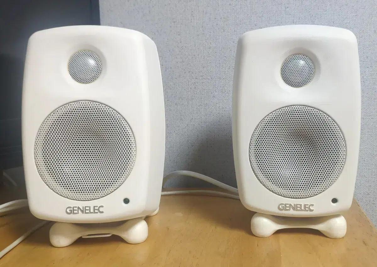 제네렉 genelec 6010a 화이트모델 1조 팝니다.