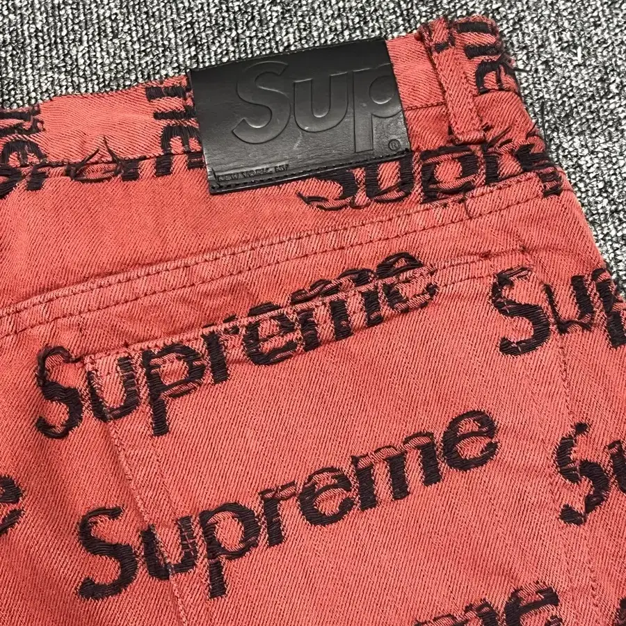 슈프림 페인터 바지 Supreme Frayed Logos Regular