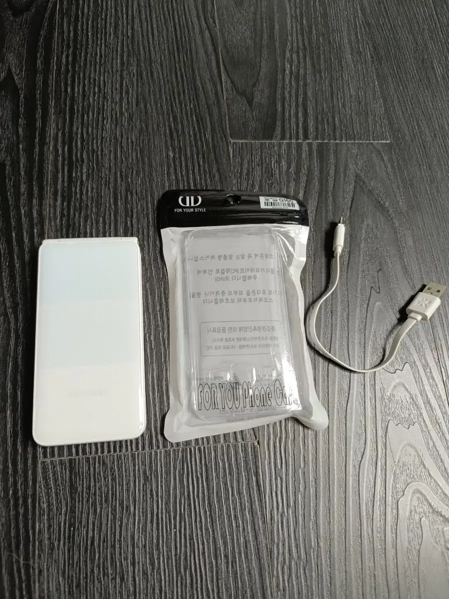Galaxy Folder 2 White 32GB is on sale