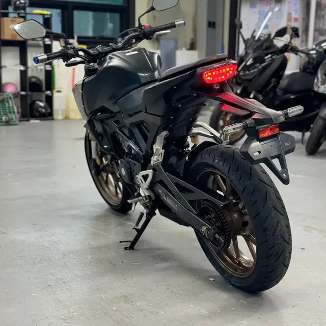 21년식 혼다 CB125R 4천Km 신차급 컨디션 판매합니다.