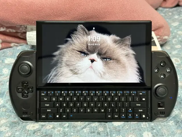 GPD WIN 4(2023)/7840U/64GB RAM/4TB SSD