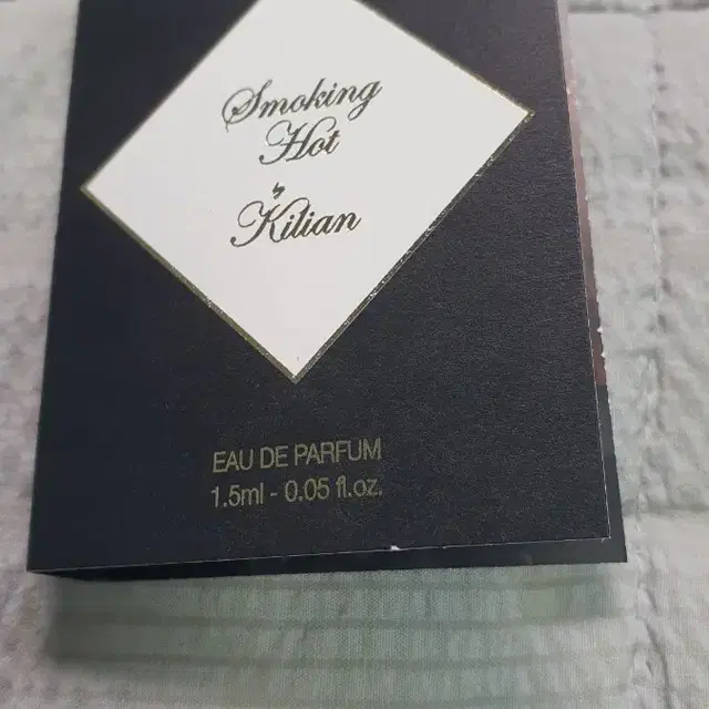 킬리안 스모킹핫 1.5ml 향수 팝니다.