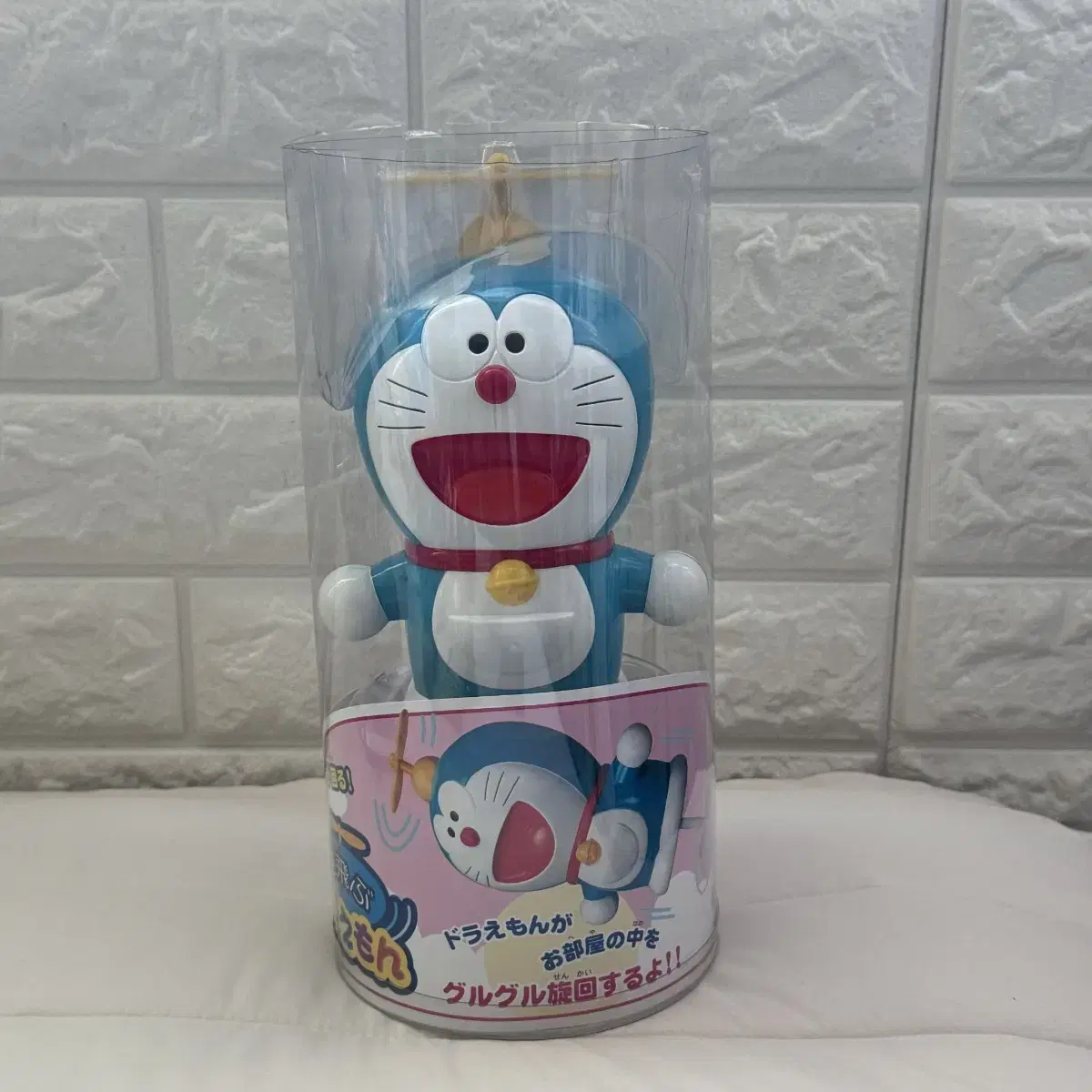 Classic Bamboo Helicopter Doraemon (spins around when attached to the ceiling)