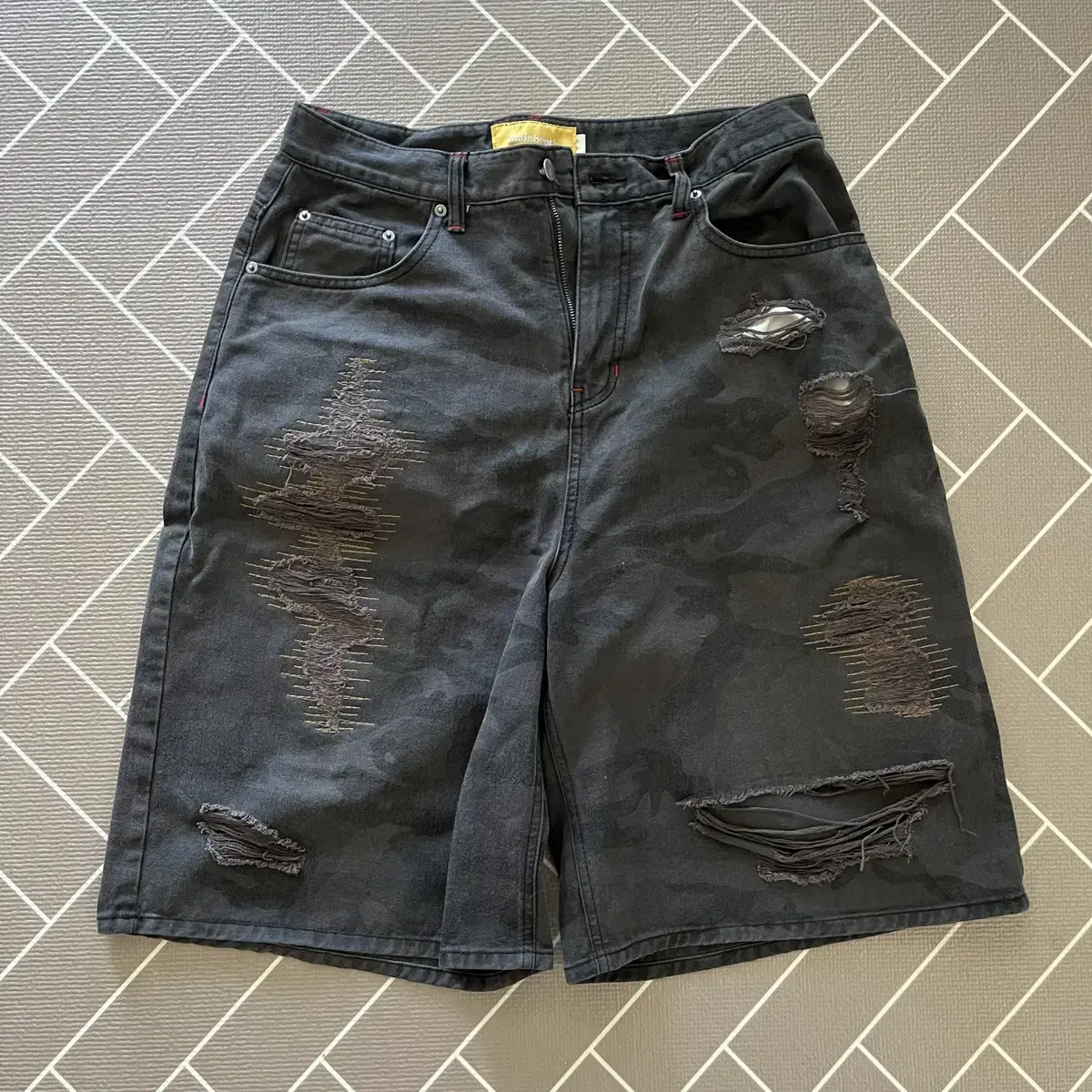 메인부스 Destroyed Camo Shorts