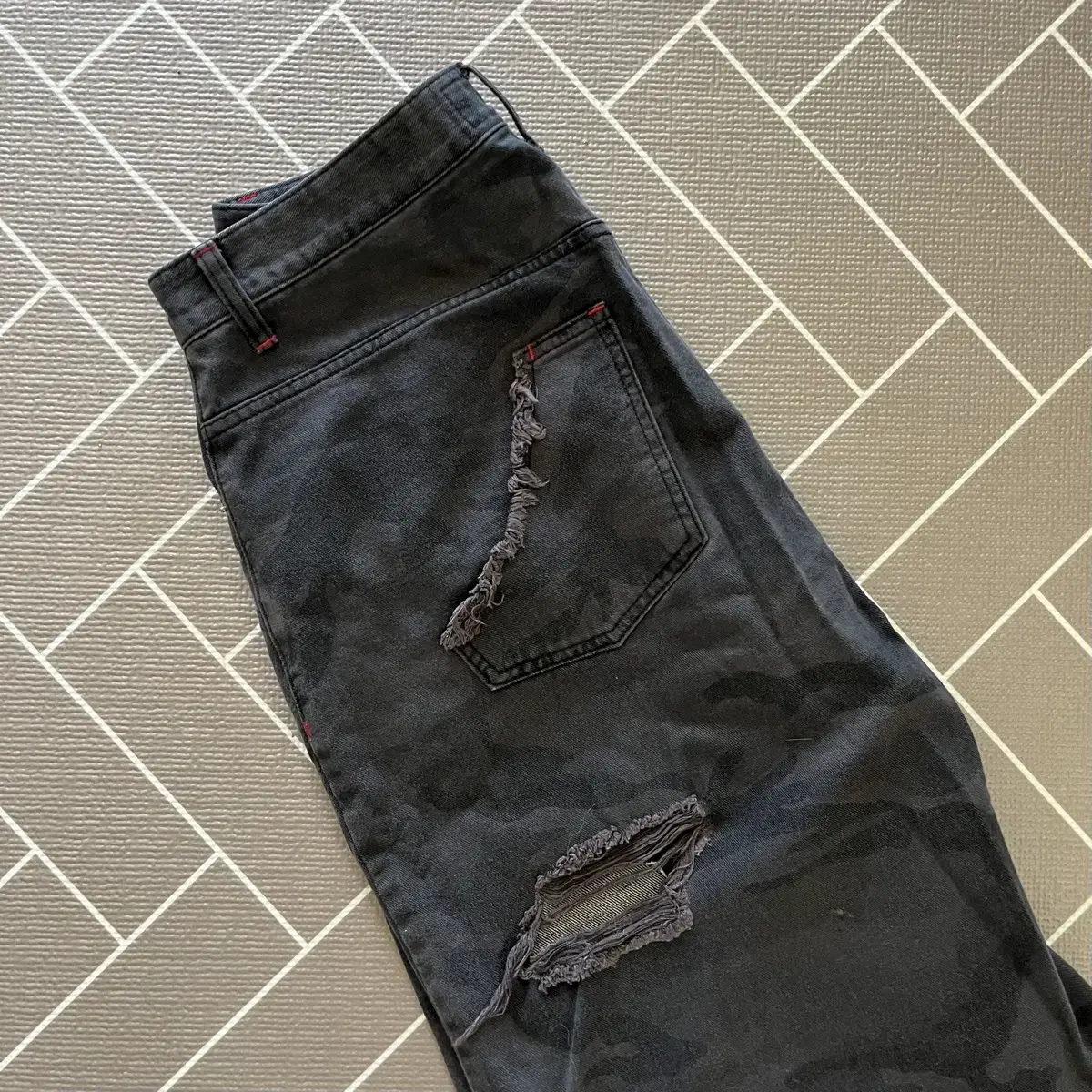 메인부스 Destroyed Camo Shorts