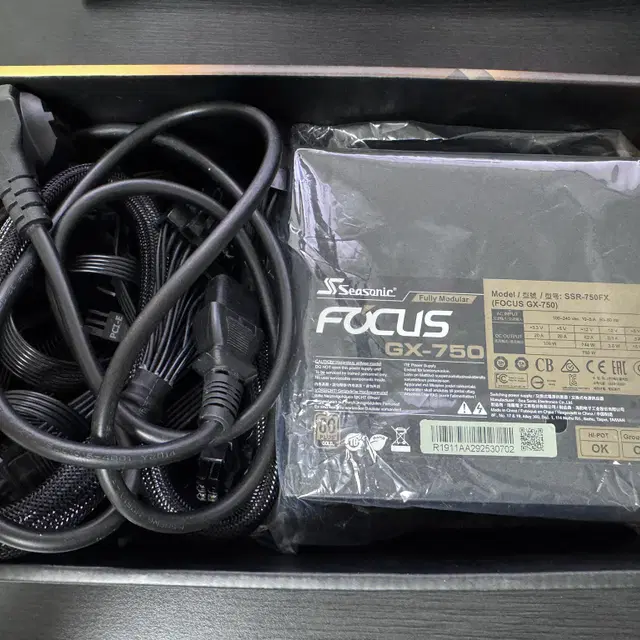 시소닉 Focus GX-750 Gold등급 풀모듈러 파워 판매합니다.