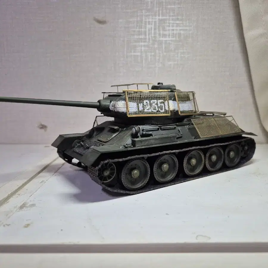 아카데미 1/35 T-34/85 프라모델 도색작