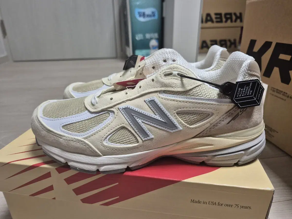 뉴발란스 990v4 크림 화이트 270