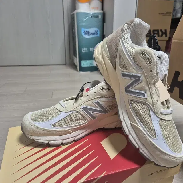 뉴발란스 990v4 크림 화이트 270