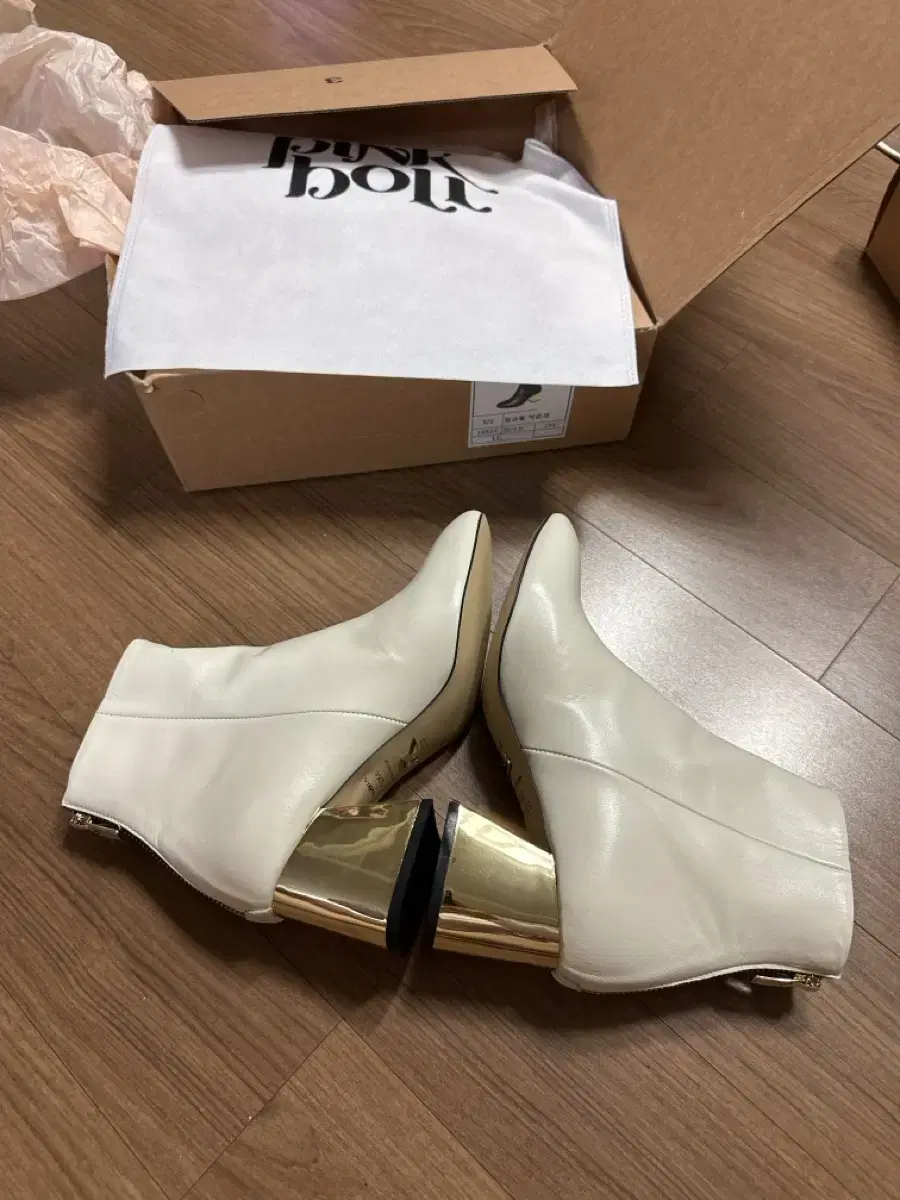 Remy Shop Ankle Boots New Ivory Price Drop