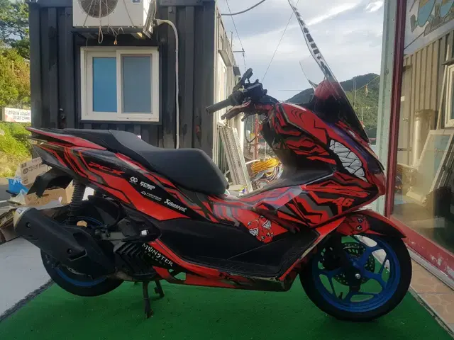 혼다 2021년식 PCX125 abs모델 샤크데칼 묻따 판매합니다