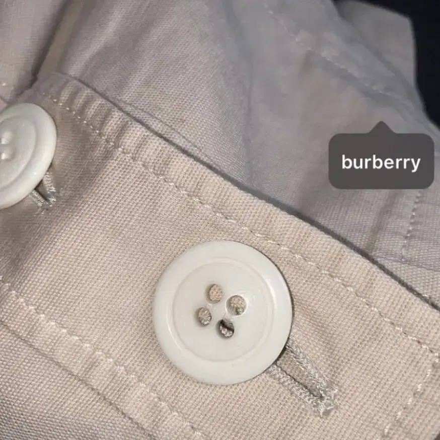 Burberry bid button beige skirt