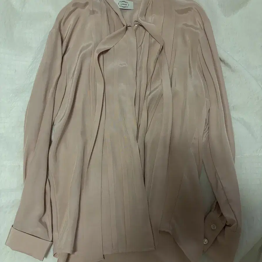 루그너 브랜드 Pin tuck tie neck blouse (Rose)