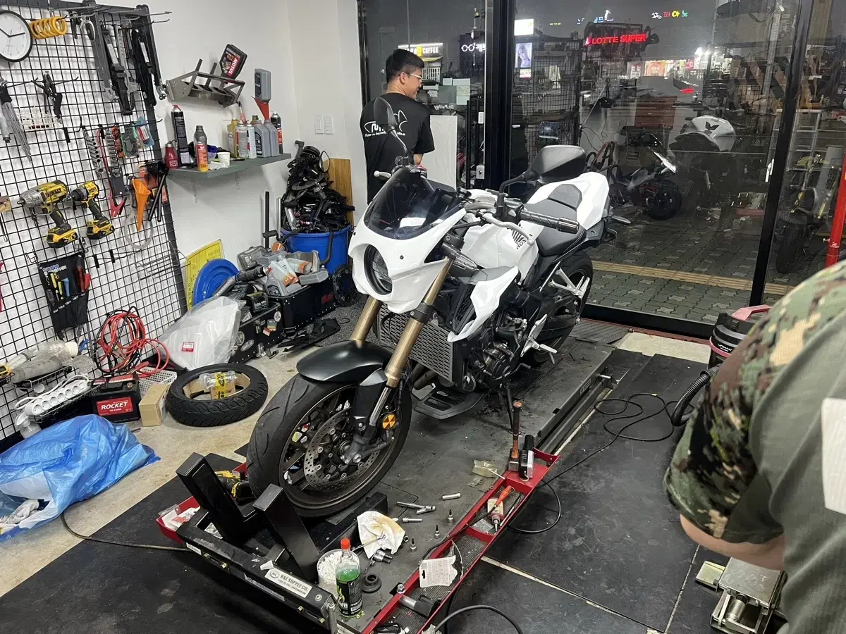 19년식 혼다 CB650R 화이트 판매합니다.