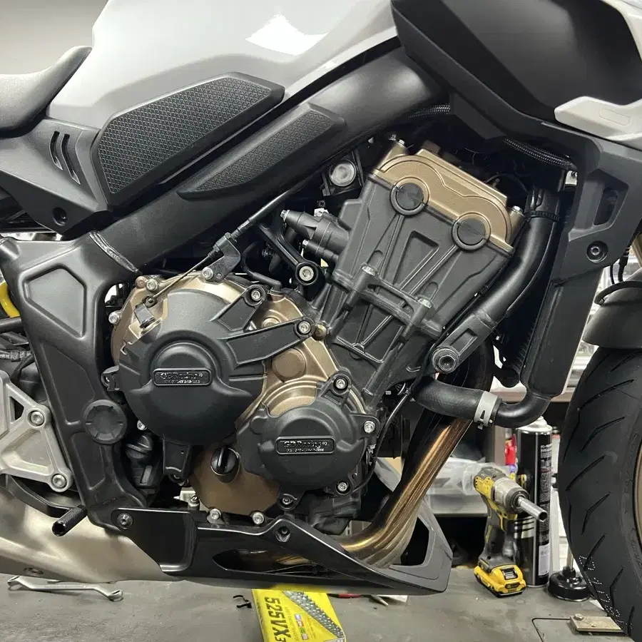 19년식 혼다 CB650R 화이트 판매합니다.