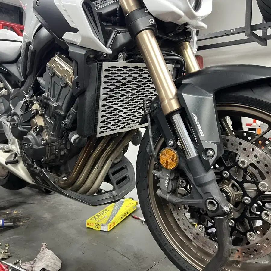 19년식 혼다 CB650R 화이트 판매합니다.