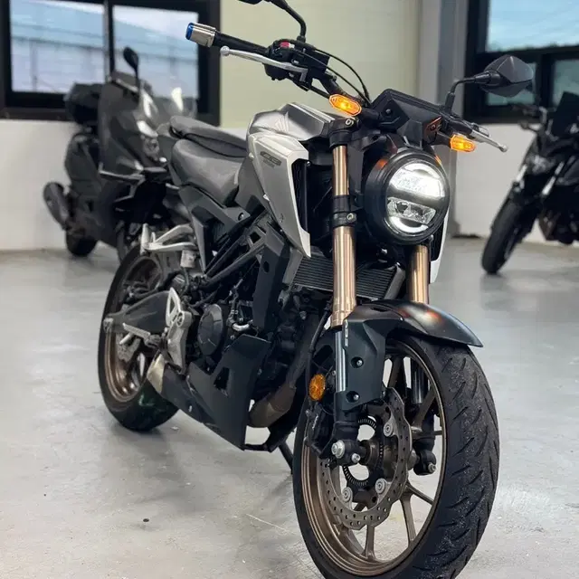 21년식 혼다 CB125R 4천Km 신차급 컨디션 판매합니다.