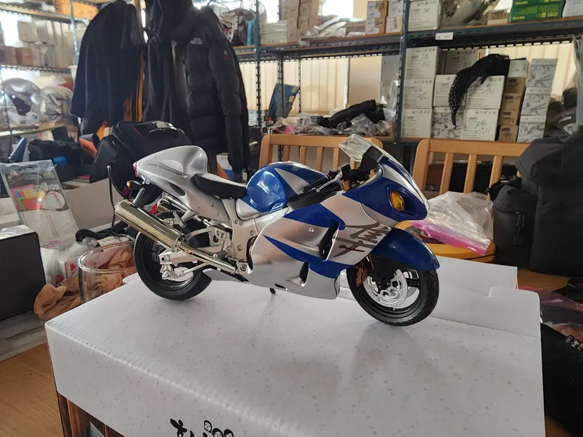 AUTO MAXX SUZUKI 1:12 GSX1300R