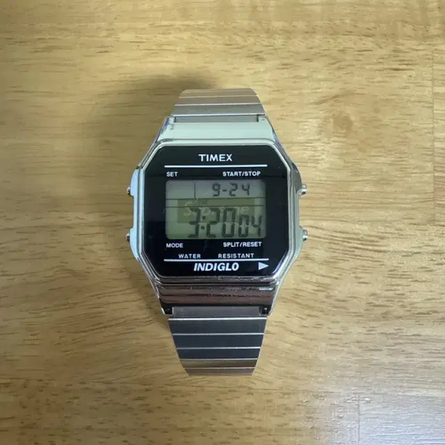 Timex supreme 타이맥스 수프림 콜라보 시계 싸게 판매합니다