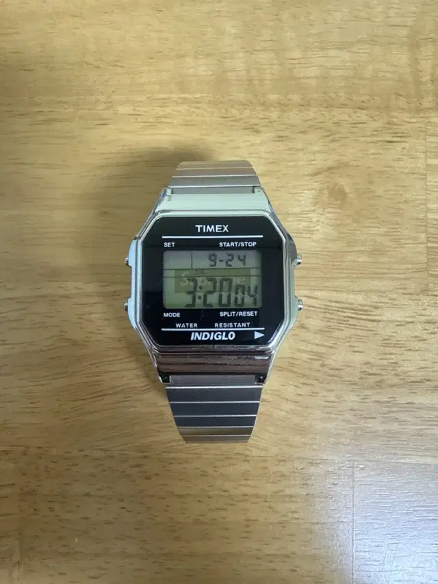 Timex supreme 타이맥스 수프림 콜라보 시계 싸게 판매합니다