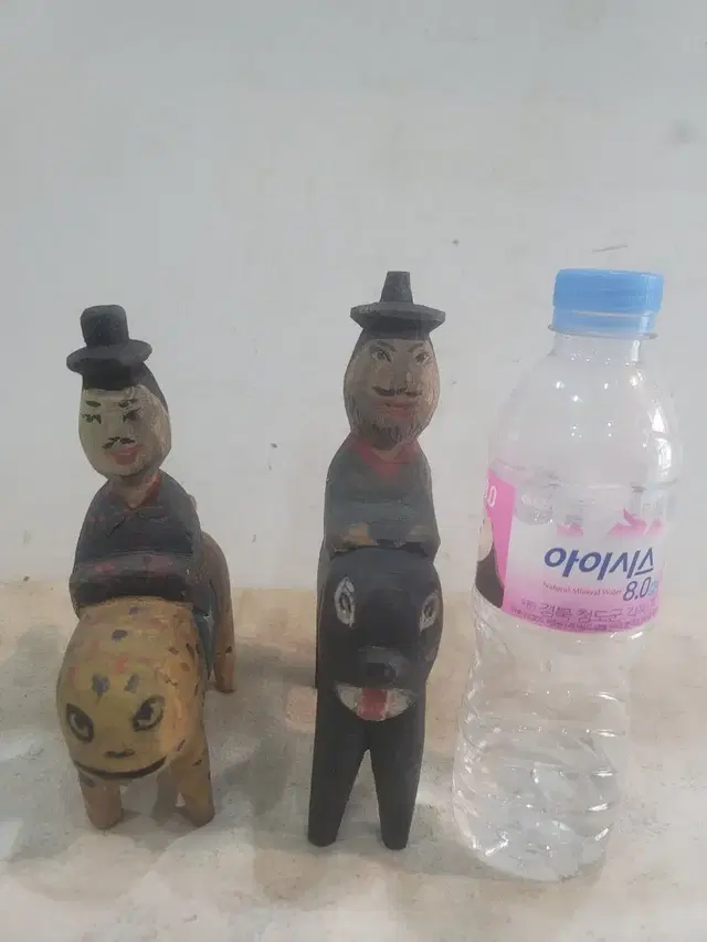 죽음을 위로하는 꼭두인형 2점