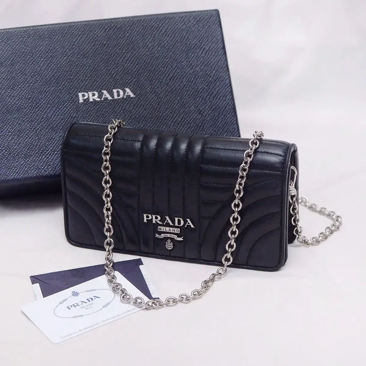 프라다 (PRADA) 다이어그램 플랩 미니 체인 크로스백 (WOC)