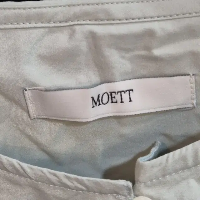 MOETT 크롭 상의