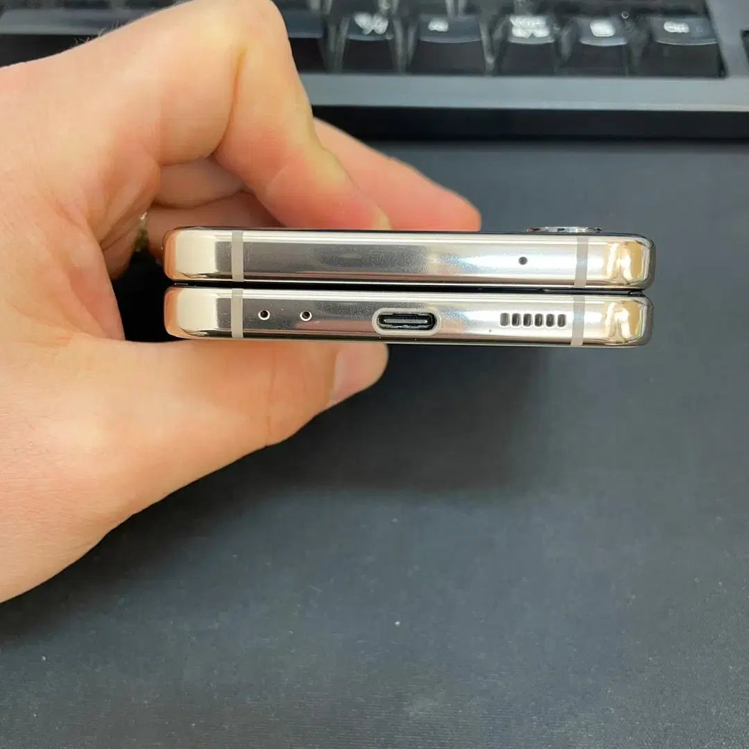 갤럭시Z플립4 핑크골드 256GB 무잔상 상태좋은 중고28만5천팝니다.