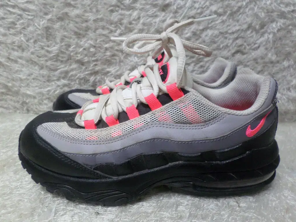 BETTY BOOP 220 Nike Air Max 95 Solar Red Sneakers Used Shoes