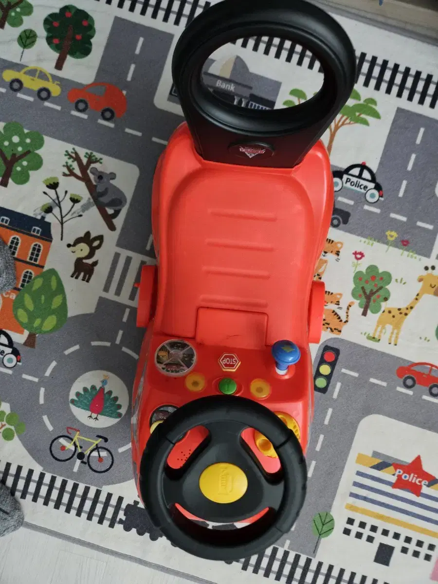 Rail track car that uses batteries