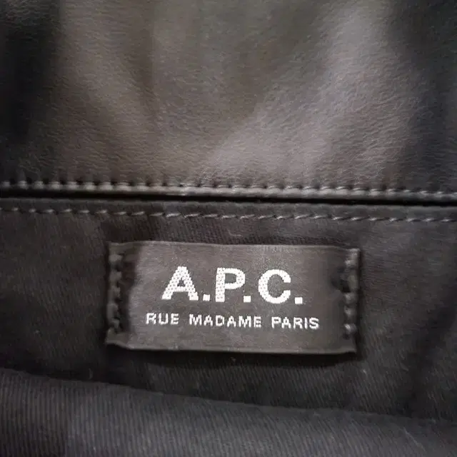 A.P.C. 토트백 팝니다