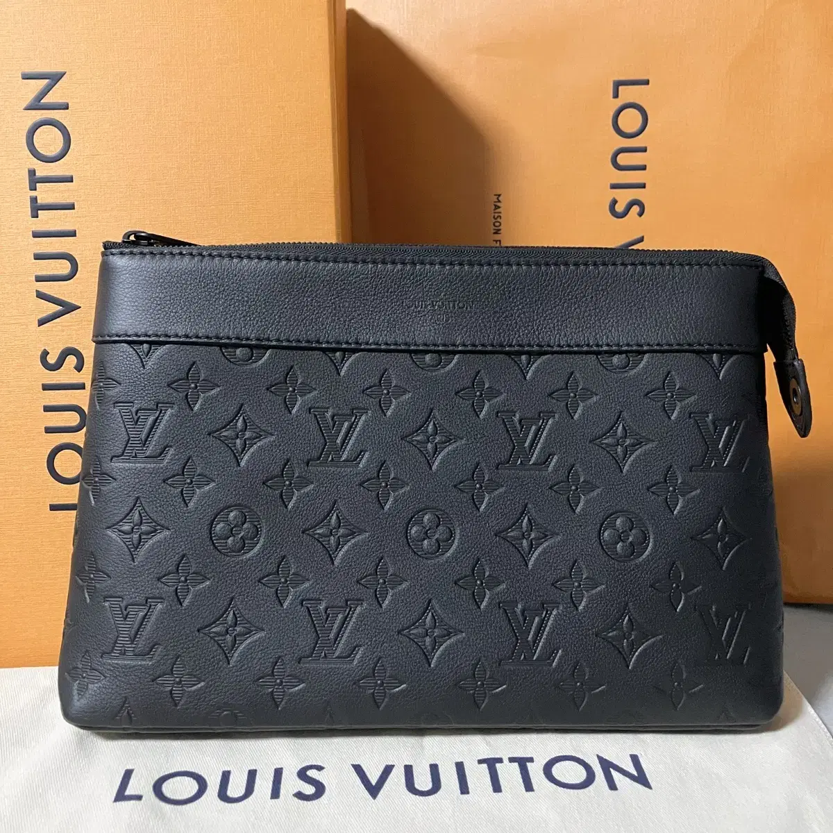 [New Product] Louis Vuitton Eclipse Shadow Pochette Voyage Souffle Clutch