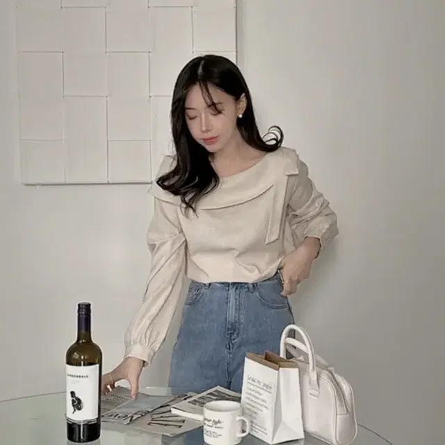 리리앤코 레나빈 스판 프릴넥 리본 블라우스 베이지