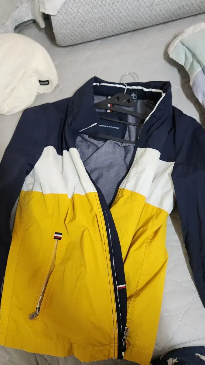 [L]Tami Windbreaker