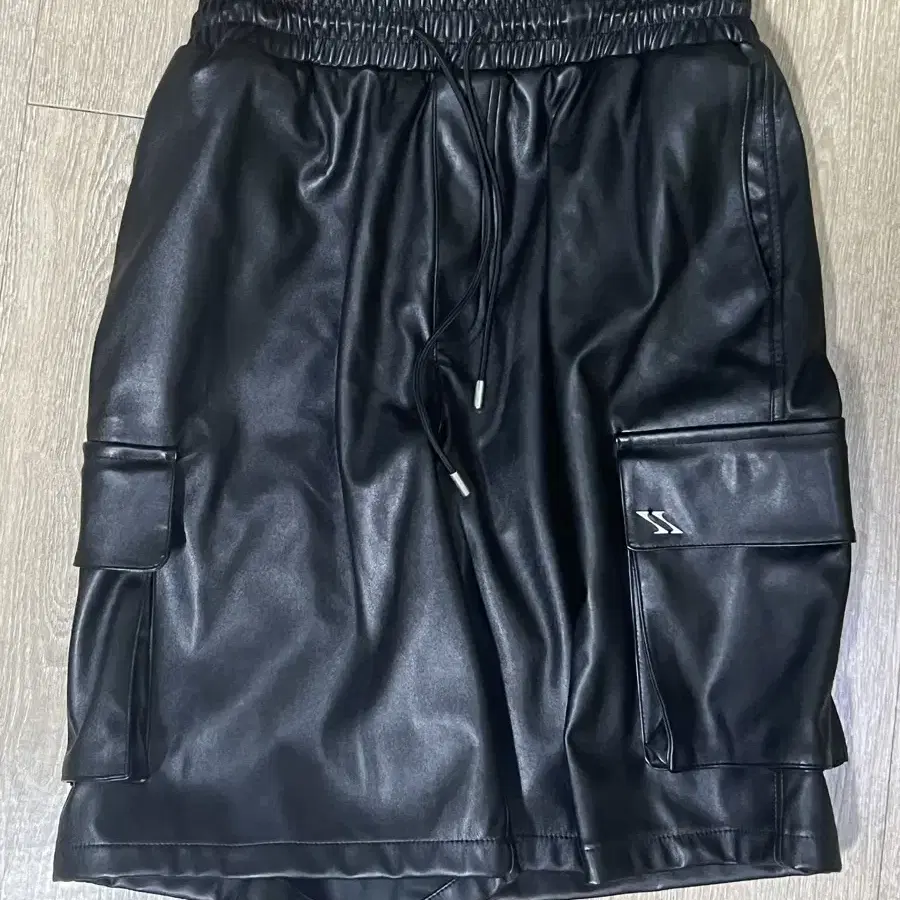 세비지 가죽 반바지(Faux Leather Cargo Shorts)