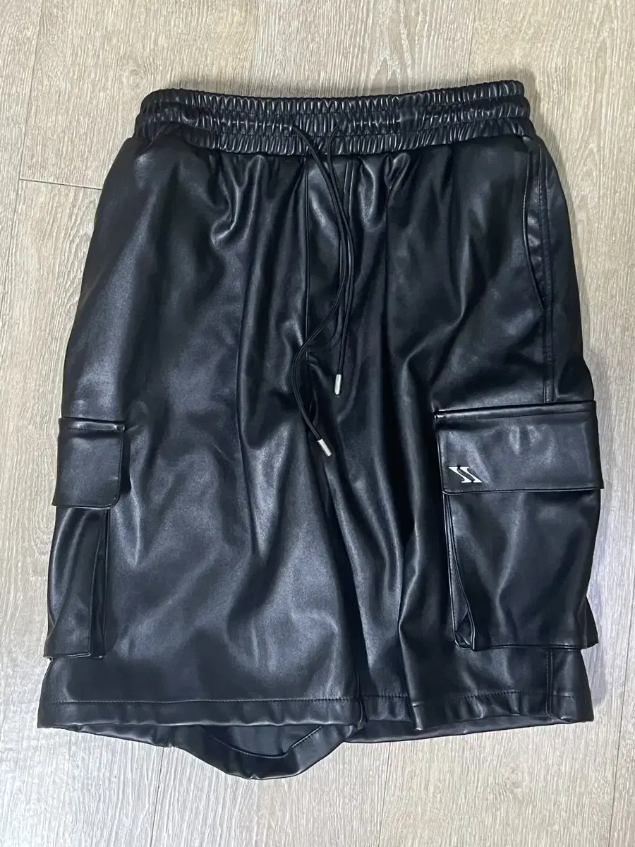 세비지 가죽 반바지(Faux Leather Cargo Shorts)