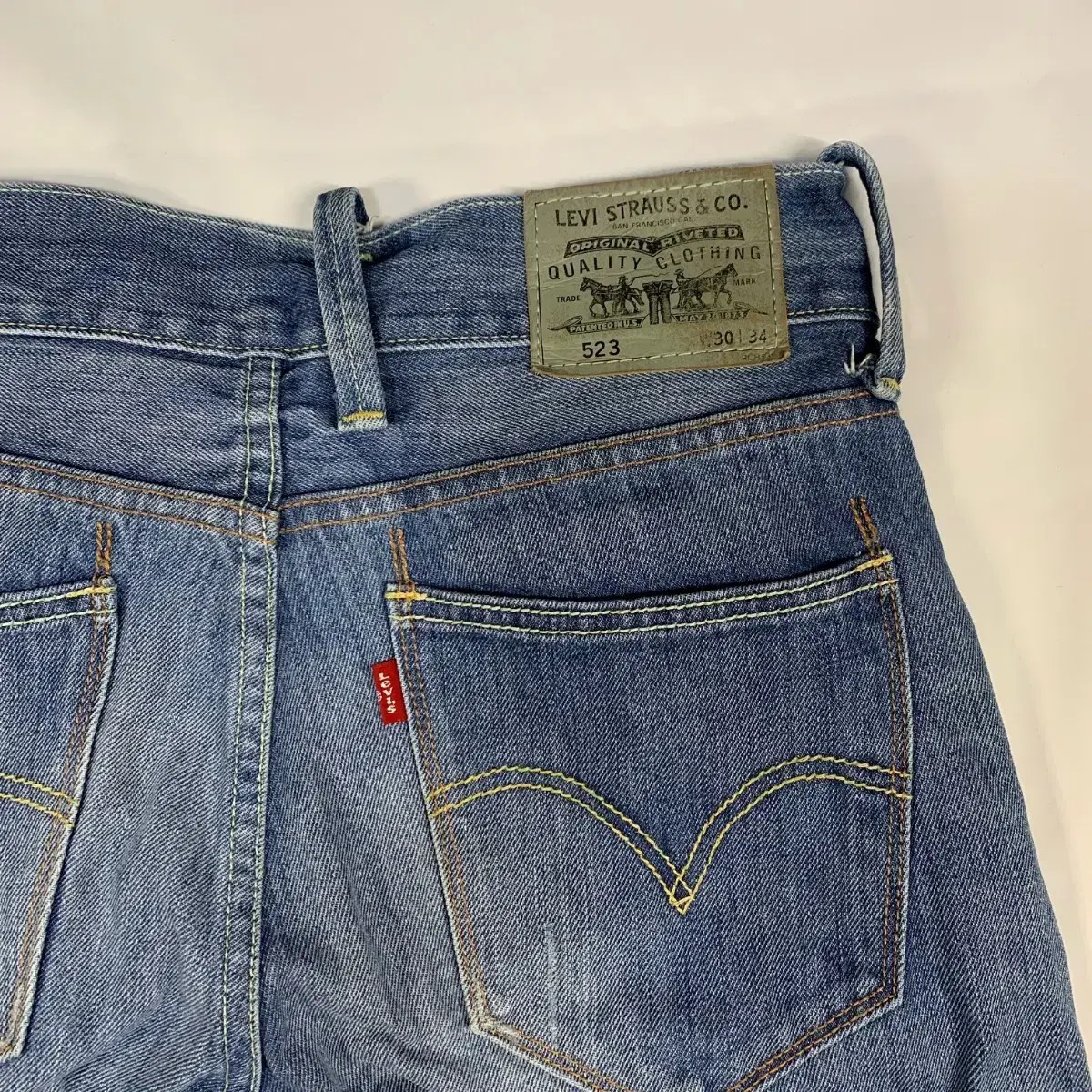 [32] Levi's 523 Straight-Fit Denim Pants