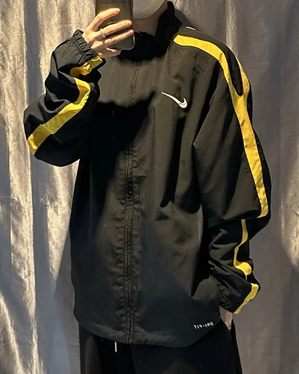 L Nike Embroidered Swoosh Point Line Windbreaker