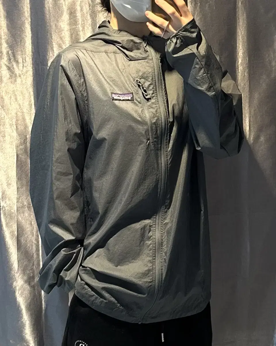 M Patagonia PatchRogo Hood Windbreaker