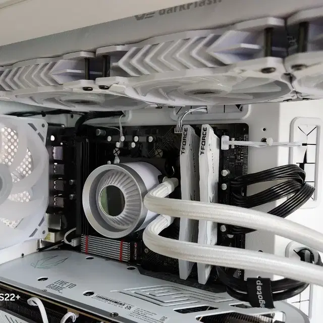 최강 게이밍 컴퓨터 ( 7800X3D RTX4080SUPER (