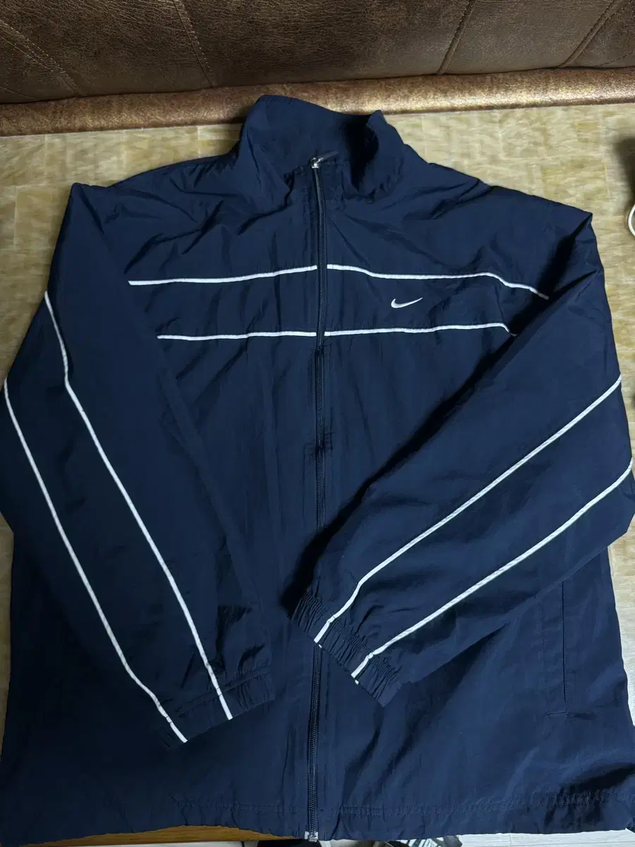 Nike windbreaker navy (color, logo point pretty)