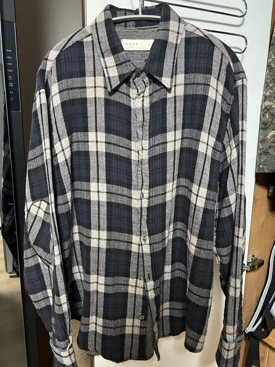 Checked shirt (noun noon-elbow patched shirt)