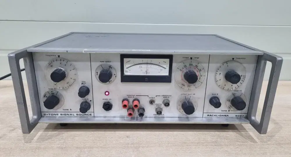 RACAL-DANA 9083  2-TONE Signal Source