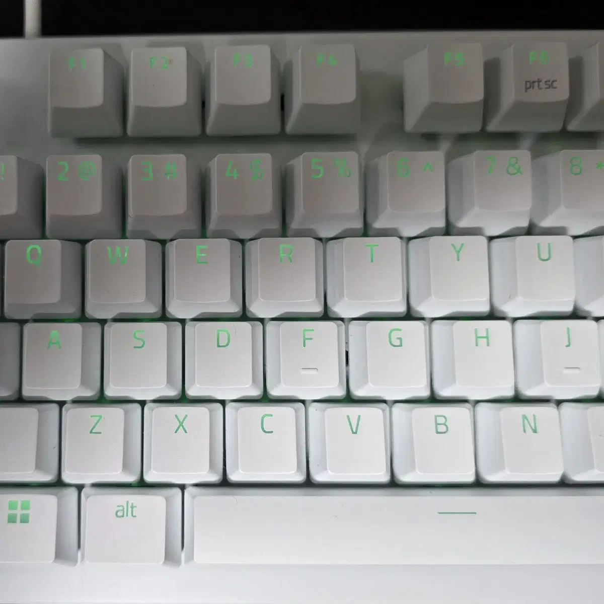 레이저 헌츠맨 v3 PRO TKL WHITE